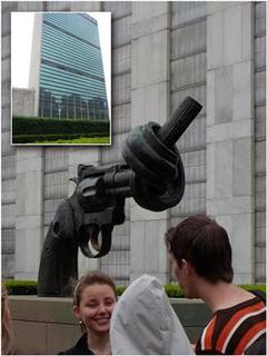 国連は圧倒されるようなシンプルな高層ビル　平和な世界を追求する象徴的なモニュメント・銃口をくくられた銃。